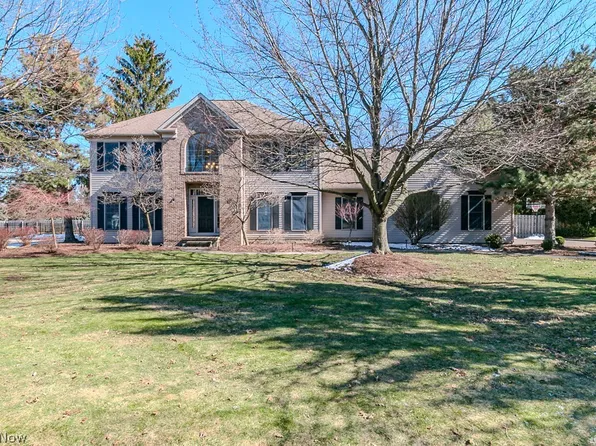 5596 Turnberry Ln, Highland Heights, OH 44143