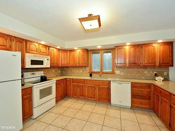 4th image of 11 Wood River Ln
