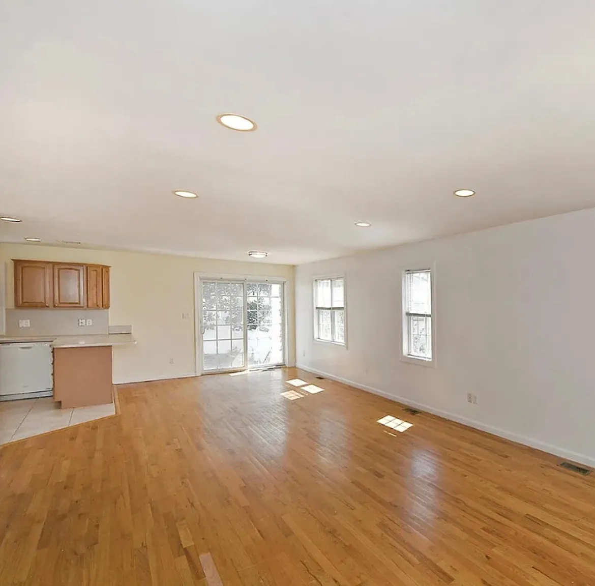 3 bed, 2.5 bath, 1518 sqft, $4,700 — Photo 2