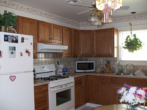 3rd image of 18 Canterbury Ln