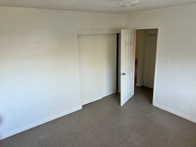 147 N Victoria Ave — Photo 18