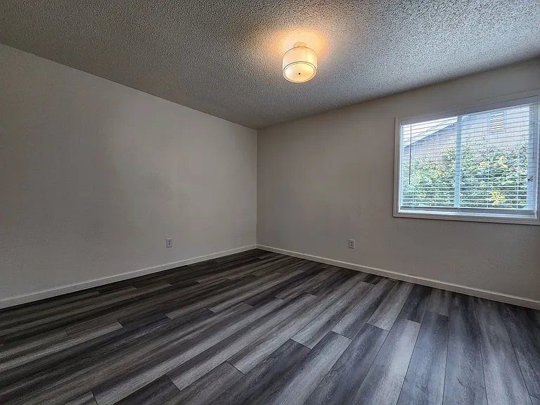 2557 Kenton Ct — Photo 9