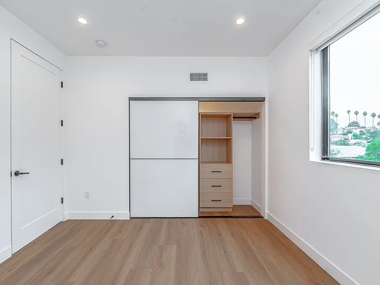 1342 Portia St — Photo 24
