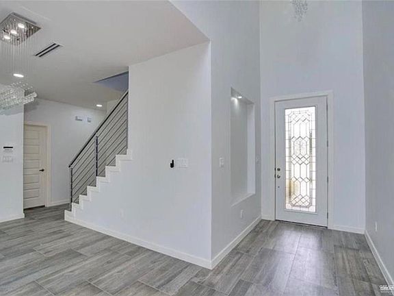 2nd image of 1824 Sunset Dr
