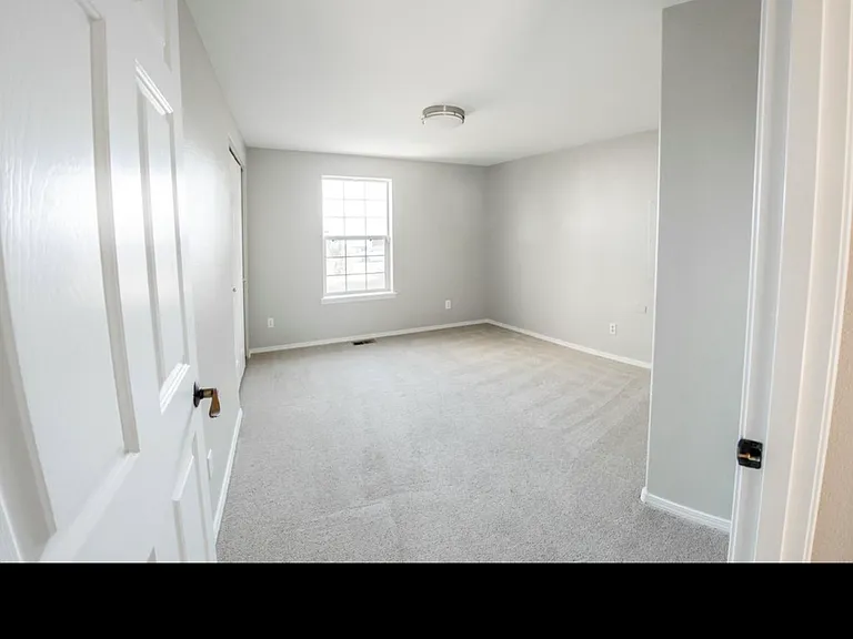 934 NW Negus Ln — Photo 24