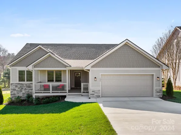 136 Triple Fairways Dr, Hendersonville, NC 28739