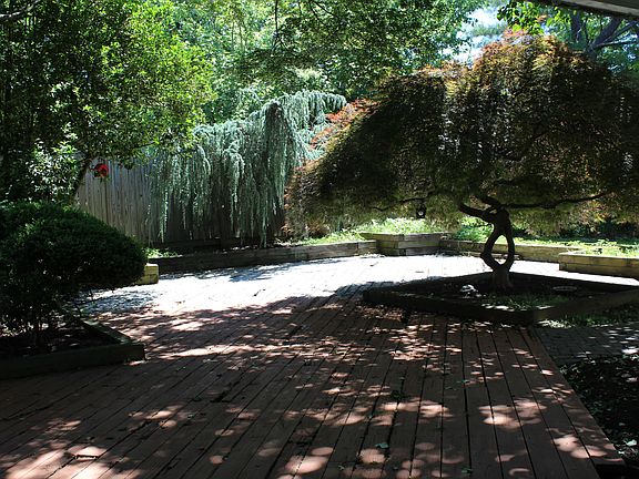 Side Courtyard2