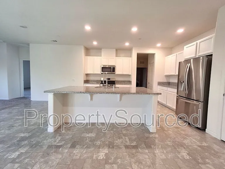 2687 Taft Ave — Photo 2