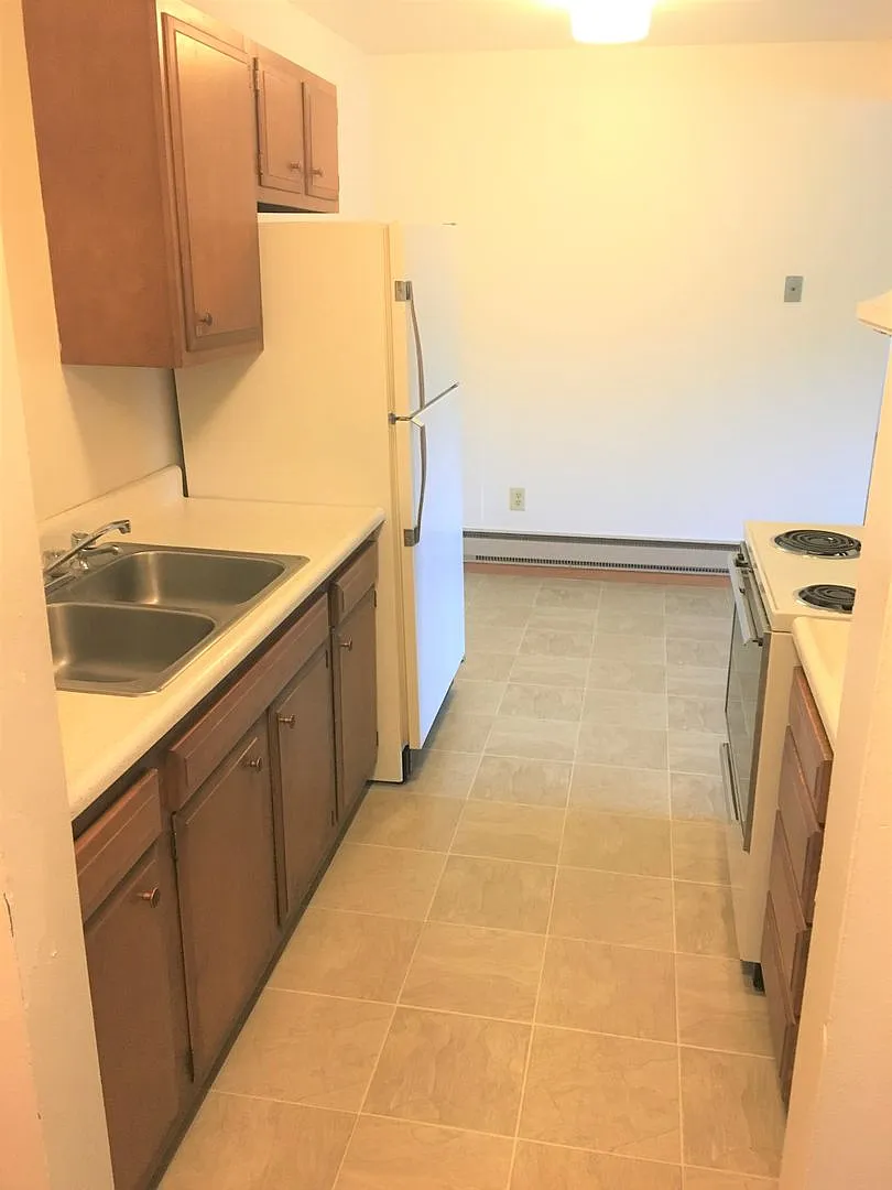Ambassador 2nd Floor 2 bd/1ba Apartment available! Heat and Water Included! — Photo 2