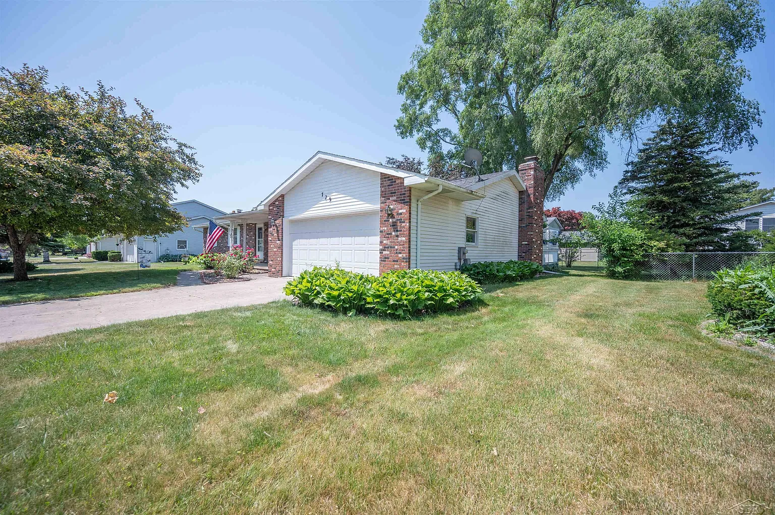 729 Mayflower Dr photo 1
