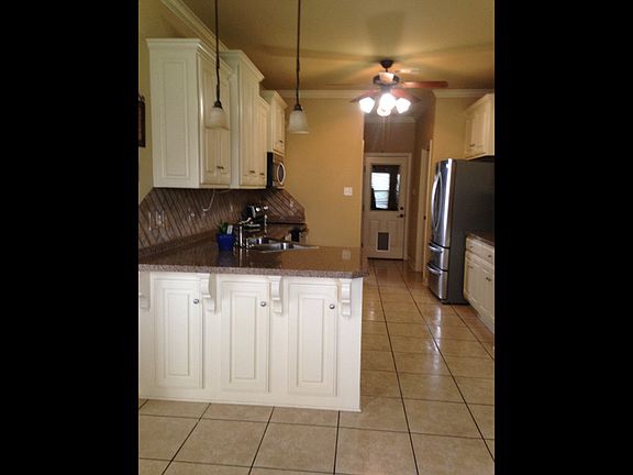 Breakfast bar, granite counter tops
with cabinetry for extra storage
11x11
