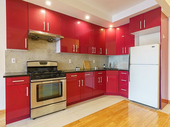 3rd image of 4813 Vernon Blvd #3