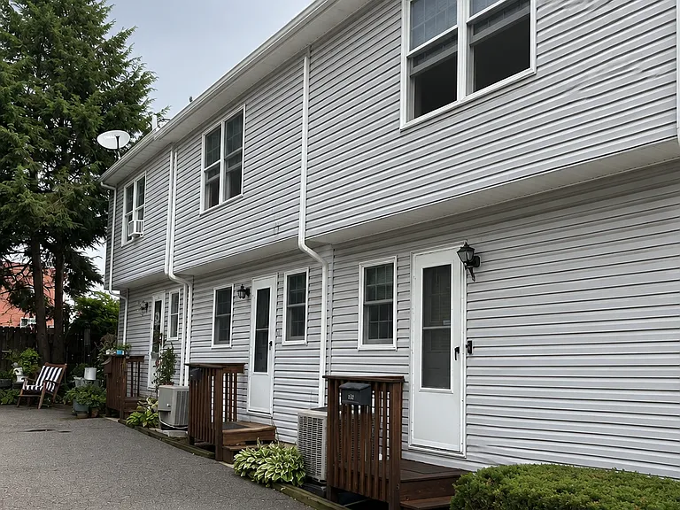 400 Main St — Photo 1