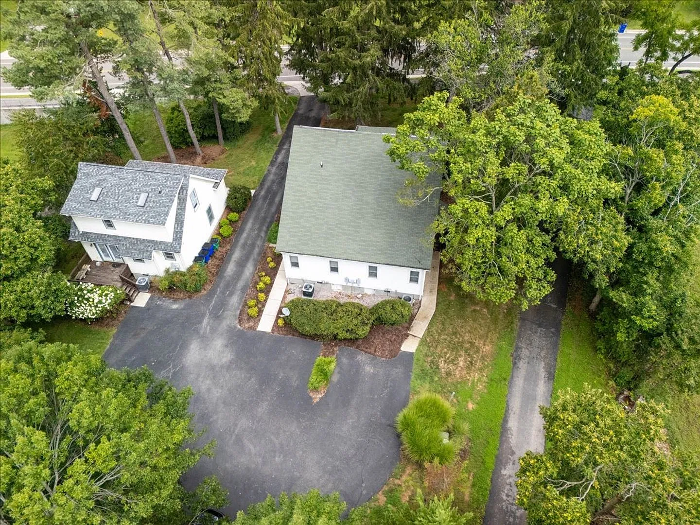 Spacious 3BR Townhome by the Bus Stop — Photo 4