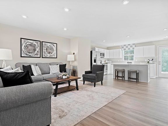 3rd image of 92 Everglades Rd