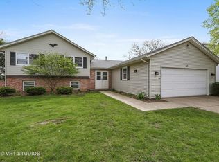 68 Canterbury Rd, Aurora, IL 60506
