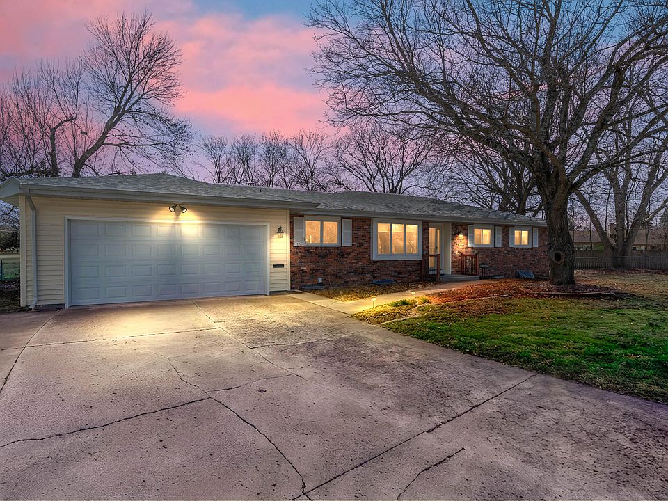 1st image of 126 Broadmoor Cir