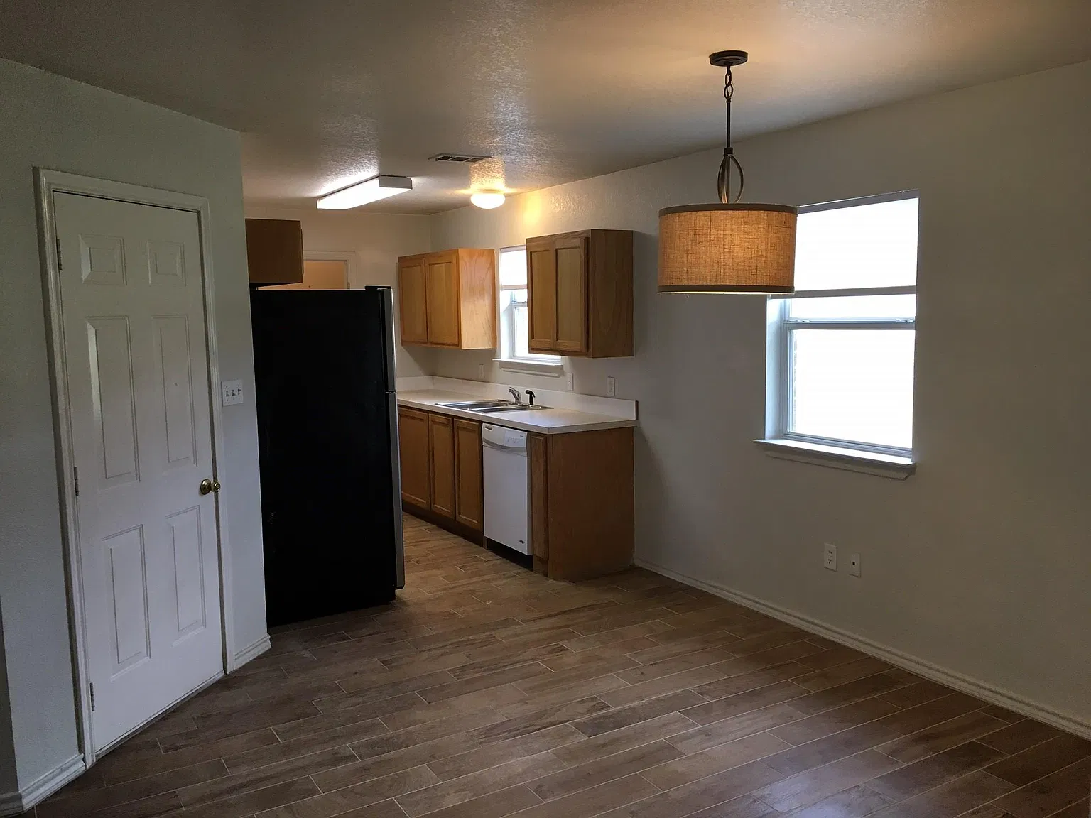 208 Dean Ct — Photo 2