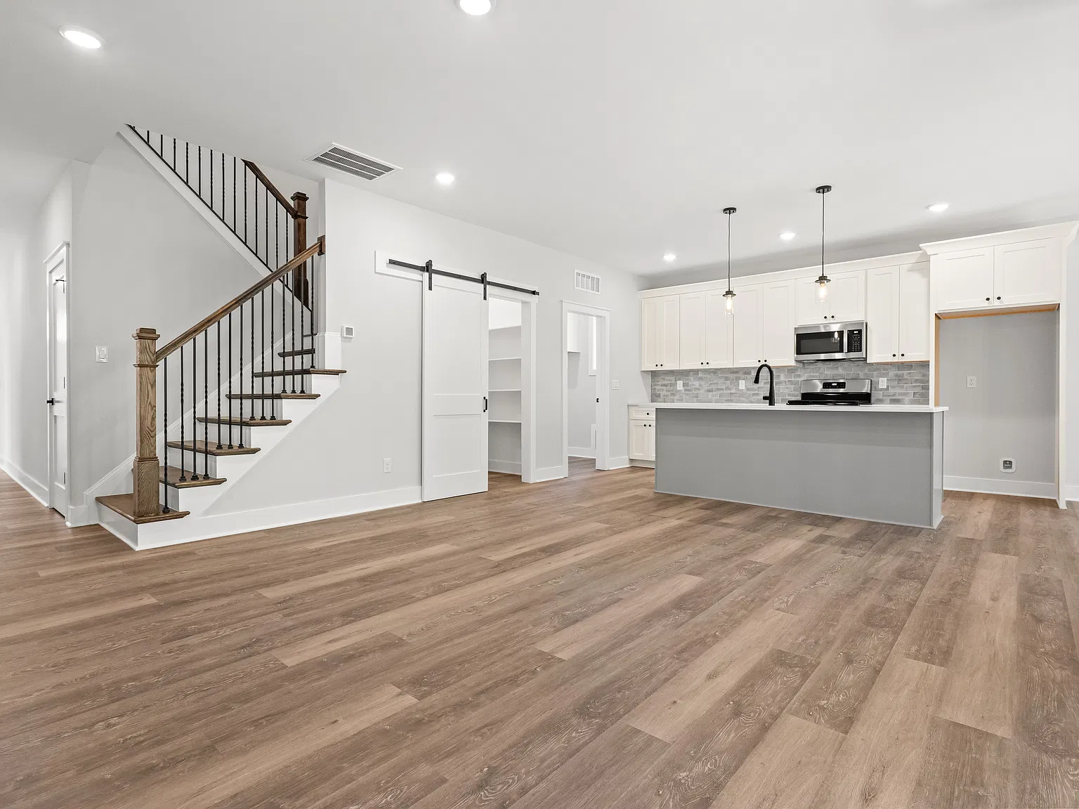 5 bed, 3.5 bath, 2888 sqft, $2,795 — Photo 3