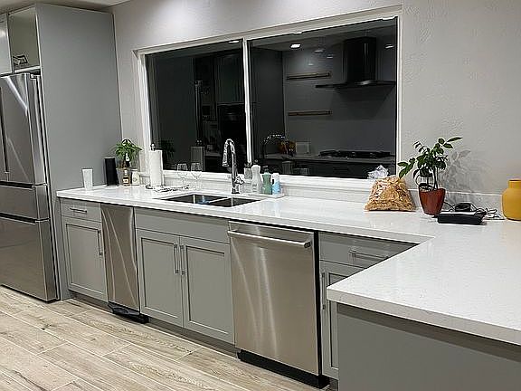 3rd image of 320 Eucalyptus Dr