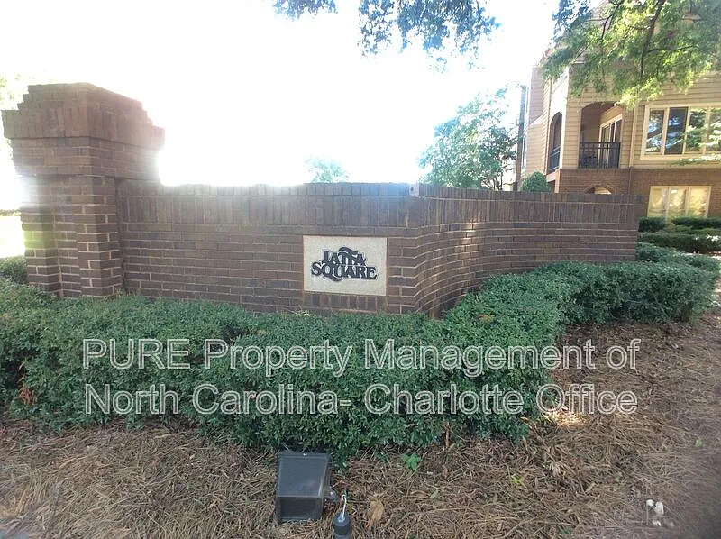 Photo 2 of 33 - 1109 E Morehead St #21 - Charlotte, NC Building Photo - 1109 E Morehead St #21