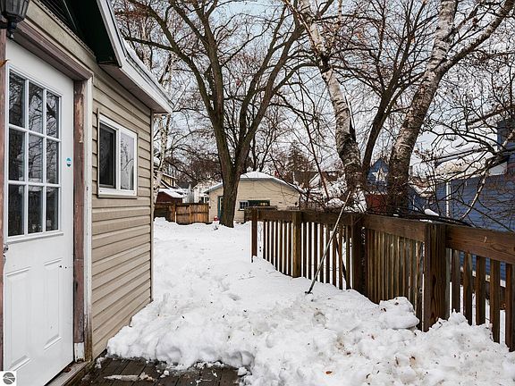 5th image of 826 1st Ave