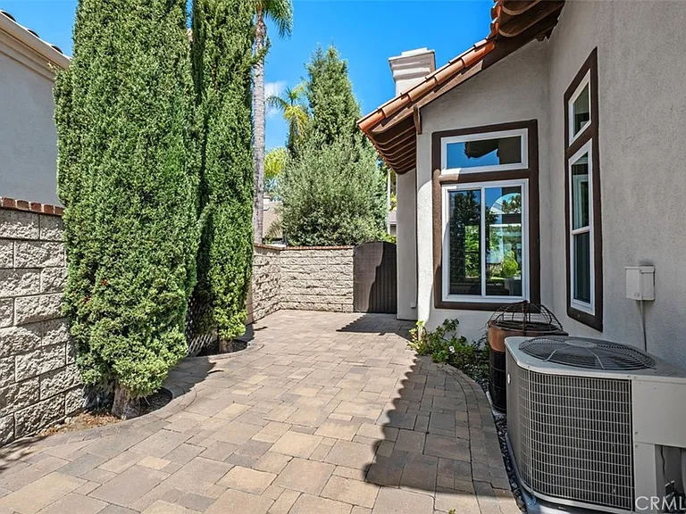 22481 Ivy Rdg — Photo 40