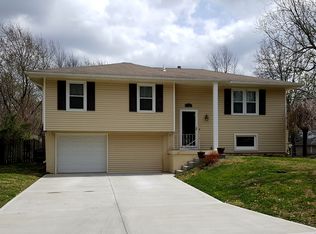 1703 Kingsway St, Oak Grove, MO 64075