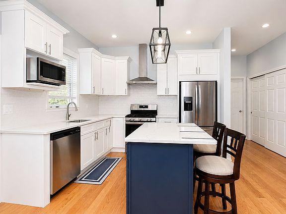 5th image of 275 E 9th St