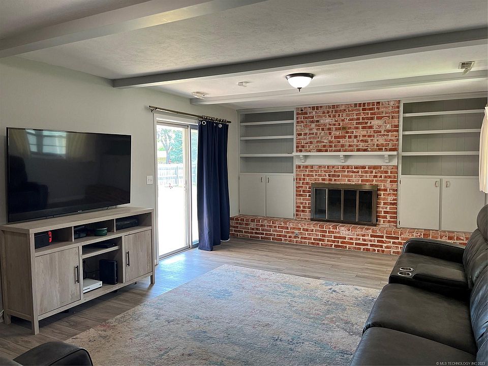 2nd image of 1306 SE Swan Dr