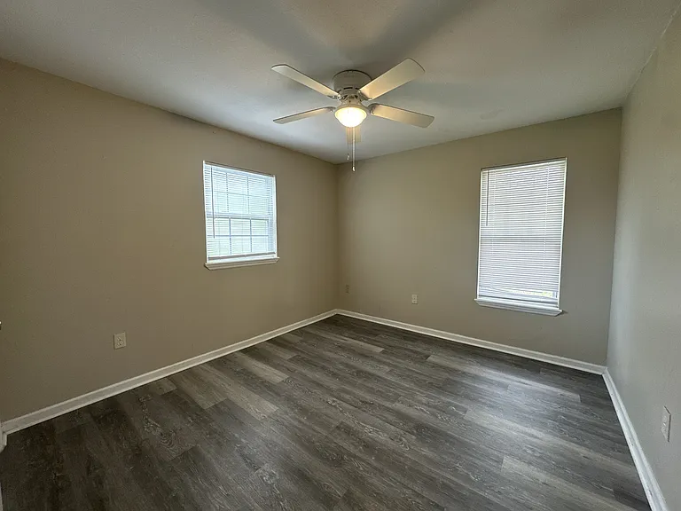 905 E Gordon St — Photo 6