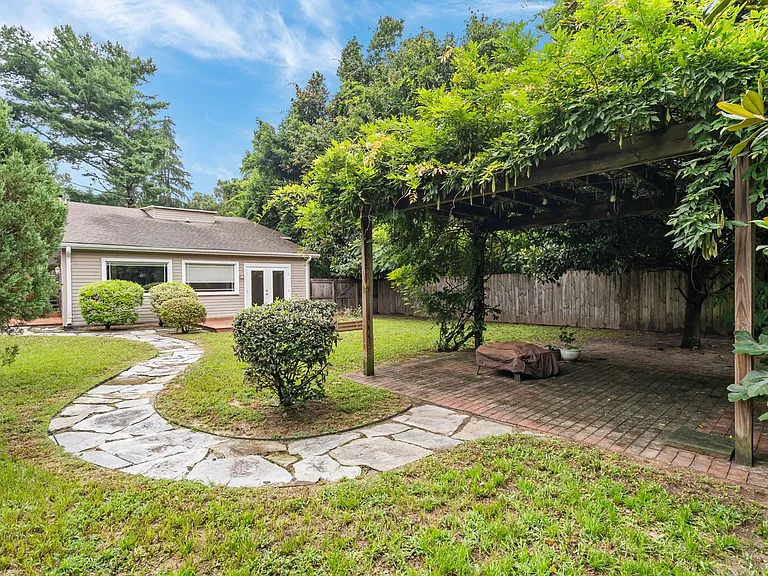 835 N Ashe St — Photo 16