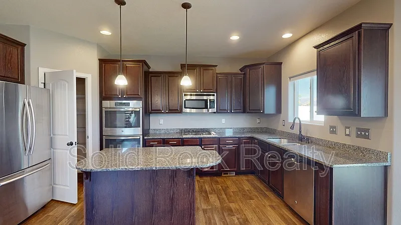 4 bed, 3.5 bath, 2746 sqft, $2,900 — Photo 3