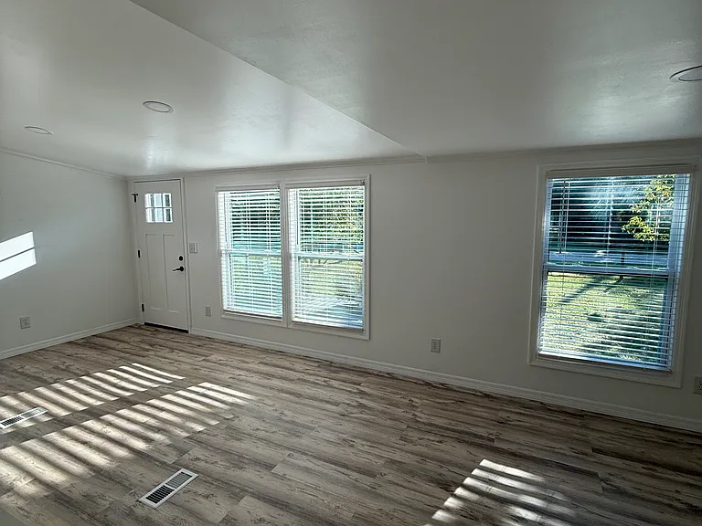 978 Bay Dr — Photo 8