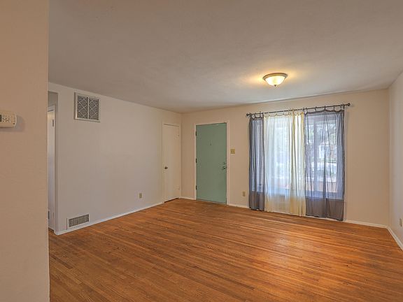 5th image of 817 Quincy St NE