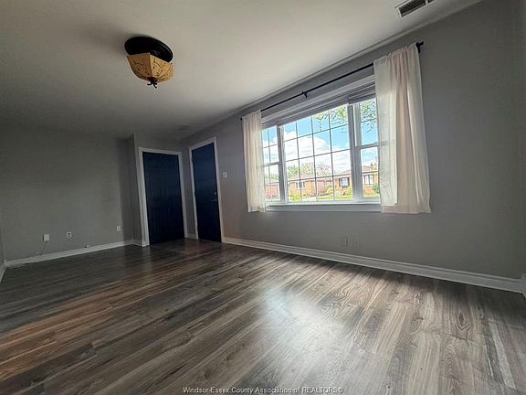 3rd image of 2374 Meighen Rd