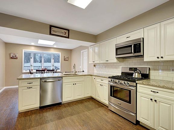 3rd image of 617 Greenwich Ct