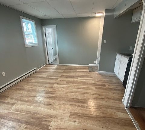 5th image of 8 Hedley Ave #8