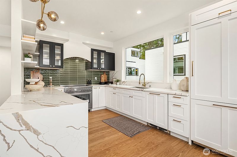 3rd image of 542 W Barrett Street