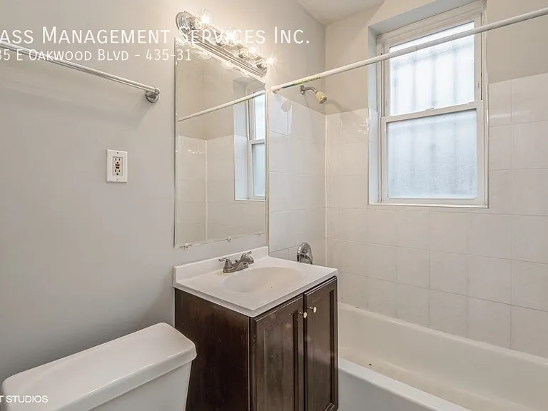 427-39 E Oakwood Blvd — Photo 24