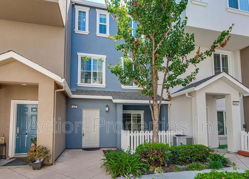 1st image of 939 Alta Mar Ter