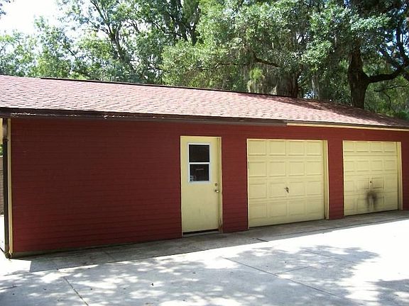 Detached Garage w/Bonus Room