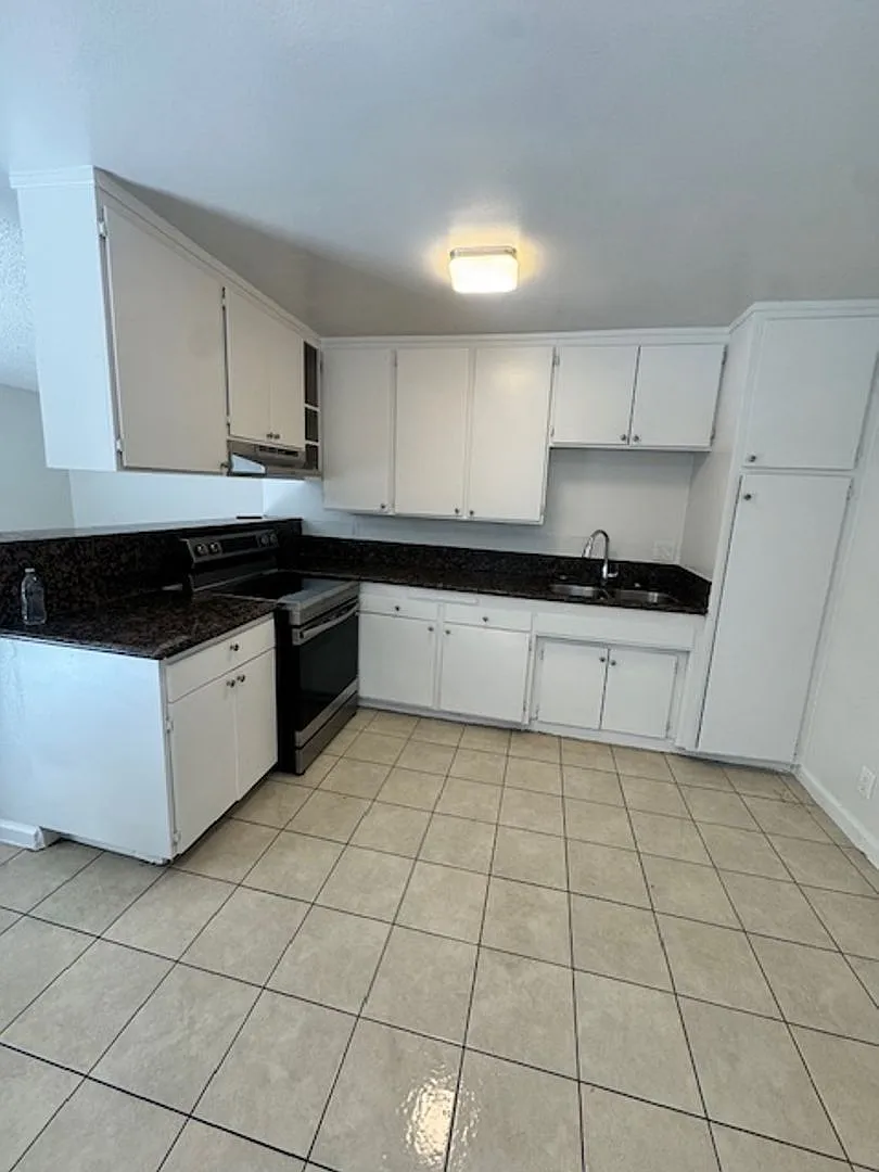 1843 Elm Ave Property — Photo 2