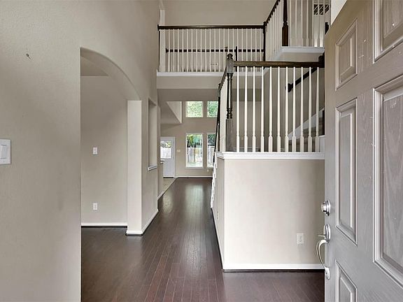 4th image of 2458 Garden Falls Dr