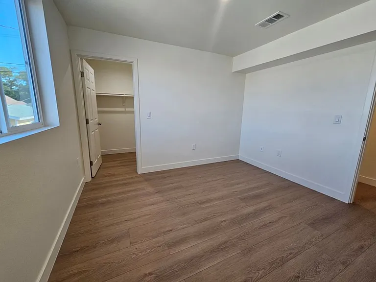 33(835E) — Photo 12