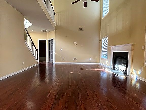3rd image of 305 Abbey Gardens Ln