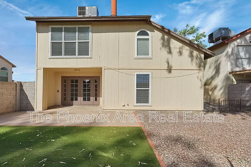 3 bed, 2.5 bath, 1625 sqft, $2,400 — Photo 2