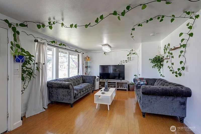 4th image of 1010 D Street SE