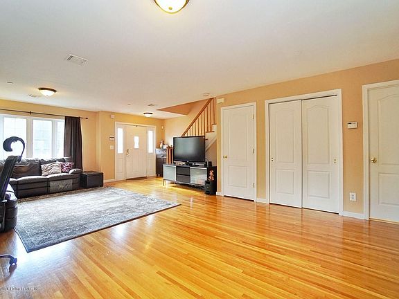 5th image of 129 Waterbury Ave