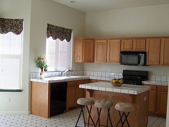 A Bright kitchen with a nook and breakfast island